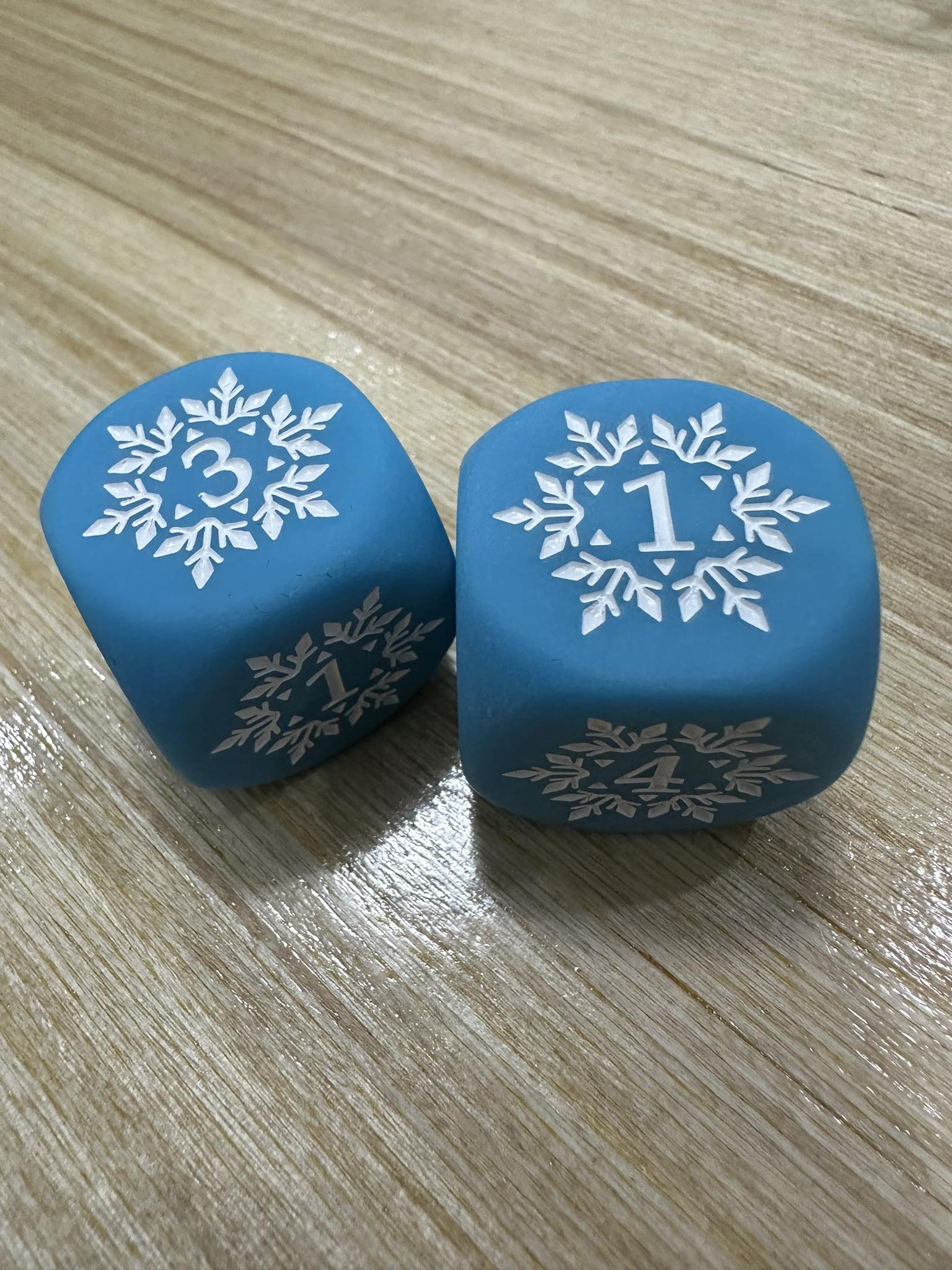 Flesh and Blood Dice – Frostbite Light Blue – Pair